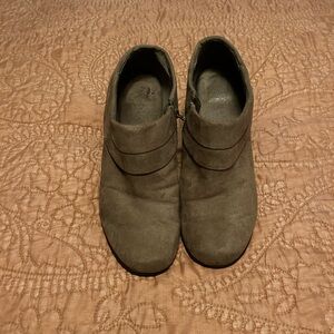 Women’s size 11 brown suede Aerosoles bootie